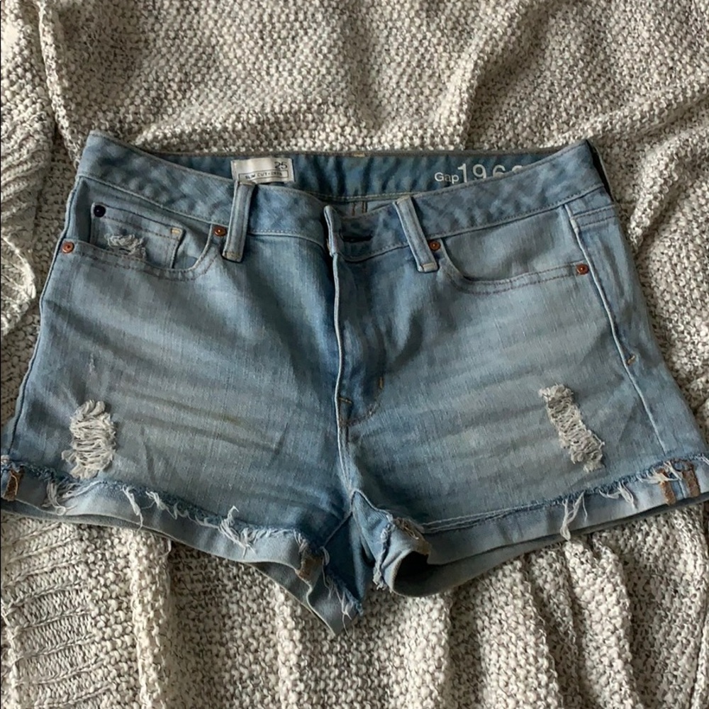 ✨Gap Slim Cutoffs 25 Light Distressed Wash✨